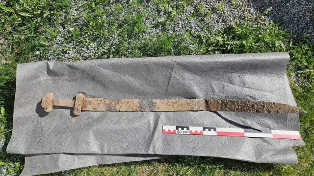 
                    Noruega. Rapaz de 6 anos descobre espada Viking durante visita de estudo
                