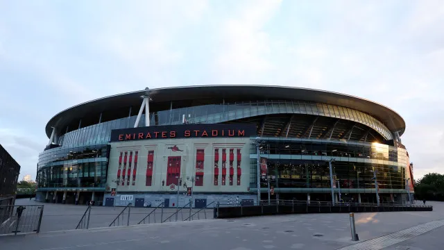
                    Kroupi bate Manchester City e entrega título da Premier League ao Arsenal
                