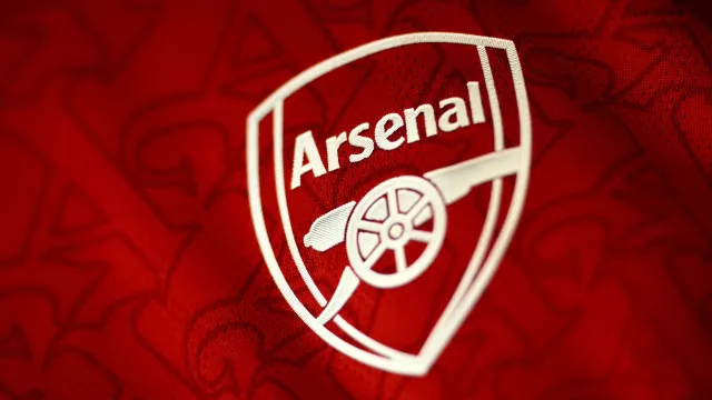 
                    Duas décadas depois, 'canhão' do Arsenal fez-se ouvir em Inglaterra
                