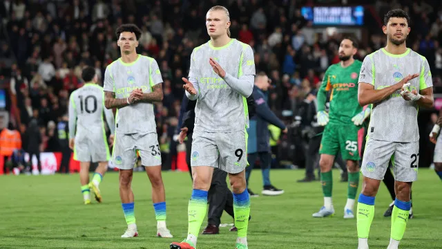 
                    Kroupi ajuda a empatar City e entrega título da Premier League ao Arsenal
                