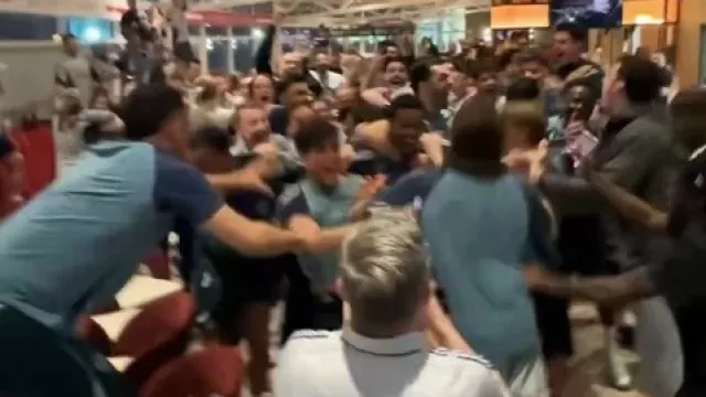 
                    Indescritível. O momento em que o plantel do Arsenal conquistou o título
                