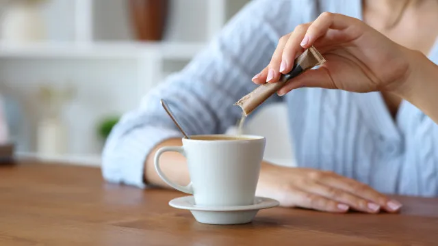 
                    Qual o adoçante mais saudável para o café? Nutricionistas respondem
                