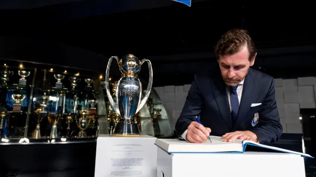 
                    FC Porto desvenda a mensagem de André Villas-Boas no Livro de Honra
                