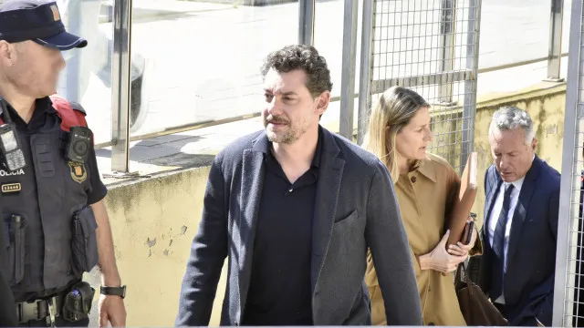 
                    Pegada falsa e mãos da vítima levantaram suspeitas na morte de Isak Andic
                