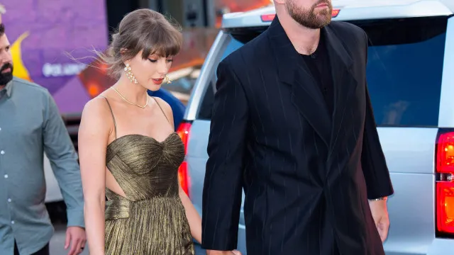 
                    O look de Taylor Swift avaliado em mais de cinco mil dólares
                