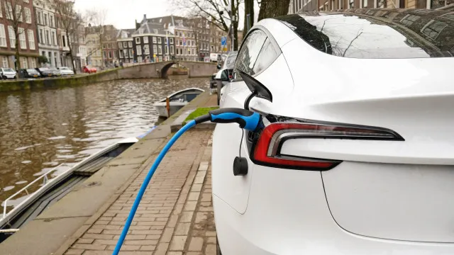 
                    Vendas de elétricos disparam na Europa com os combustíveis mais caros
                