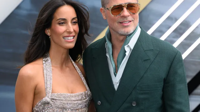 
                    Brad Pitt e Ines de Ramon cúmplices em evento em Los Angeles 
                