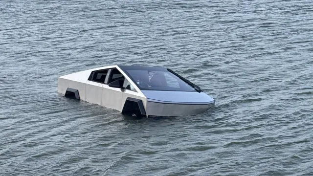 
                    Homem quis passar em lago com Tesla. Carro naufragou e foi preso
                