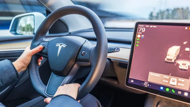 
                    Condução autónoma da Tesla autorizada em mais um país europeu. Saiba qual
                