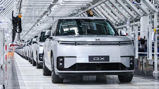 
                    Xpeng já produz em massa o seu robotáxi. Operações devem começar até 2027
                