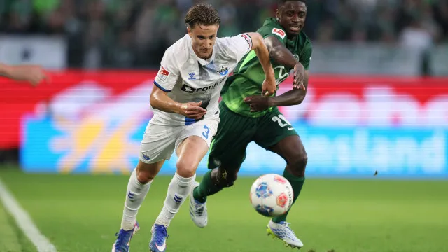 
                    Wolfsburgo e Paderborn empatam no primeiro jogo do play-off da Bundesliga
                