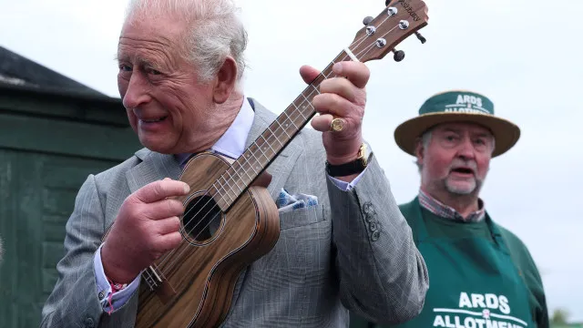 
                    Carlos III mostra talento escondido: Rei toca ukelele em público
                