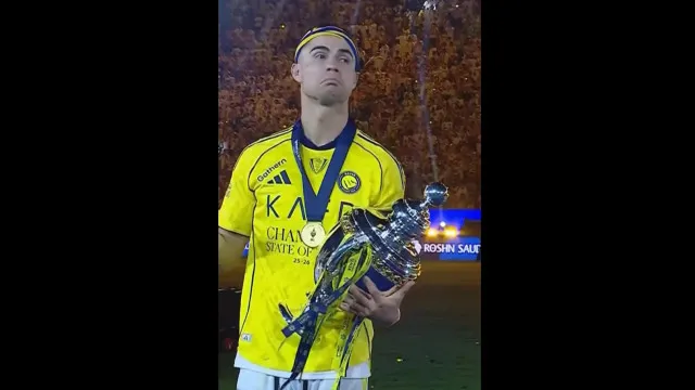 
                    Como só ele sabe. O gesto de Cristiano Ronaldo antes de levantar a taça
                