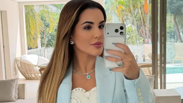 
                    Deolane Bezerra detida por suspeita de lavar dinheiro para o PCC
                