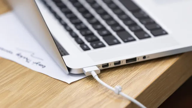 
                    Os 4 sinais de que está na altura de trocar a bateria do seu computador
                