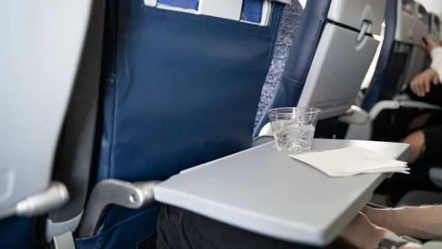 
                    Comissária de bordo deixa aviso sério a quem usa as mesas do avião
                