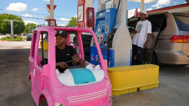 Com preços a subir a pique, Mali Hightower conduz carro da... Barbie