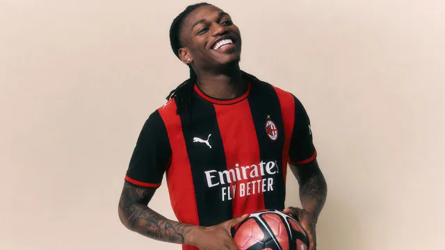 Rafael Leão em grande plano. Milan mostra o novo equipamento para 2026/27