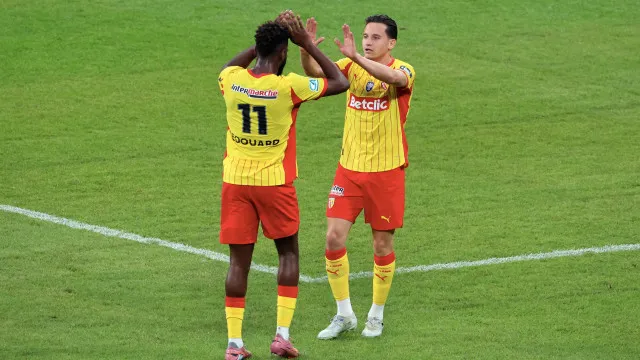 Lens bate Nice com estrondo rumo à primeira Taça da história do clube
