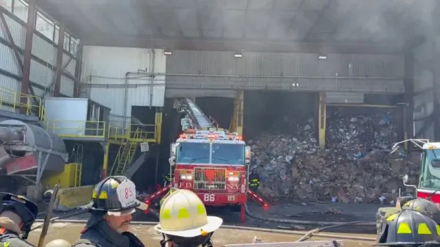 
                    Pelo menos 16 feridos em explosão em estaleiro naval em Nova Iorque
                
