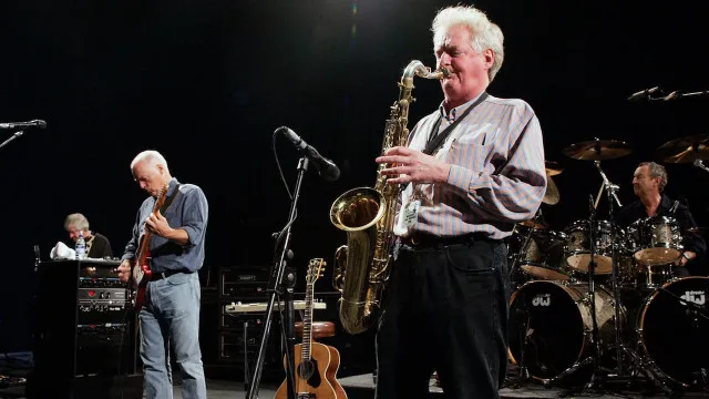 
                    Guitarrista do Pink Floyd lamenta morte de Dick Parry. 