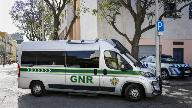 
                    Mãe dos irmãos franceses vai para prisão de Tires e padrasto para Setúbal
                