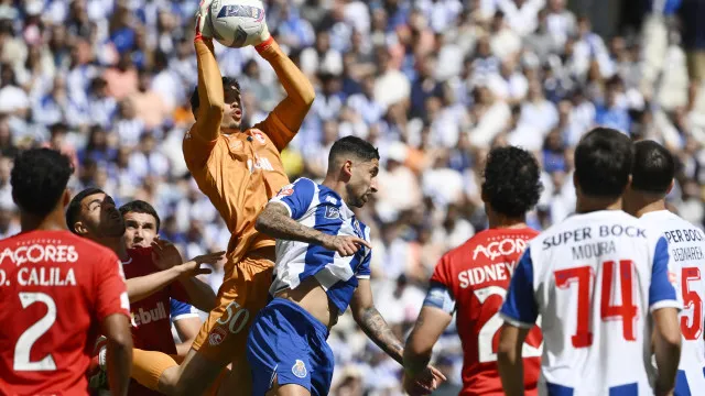 
                    FC Porto 'cilindra' proposta do Sporting e ganha corrida por João Afonso
                