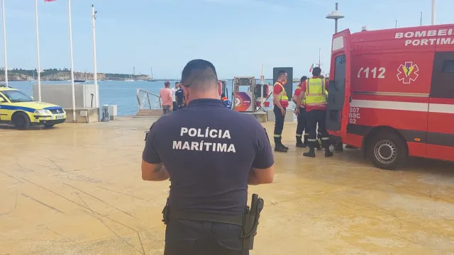 
                    Barco com 12 pessoas a bordo vira na Gruta de Benagil. Há 2 feridos
                