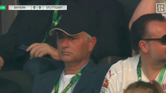 
                    Atenção, Benfica. José Mourinho 'apanhado' a ver o Bayern-Estugarda
                