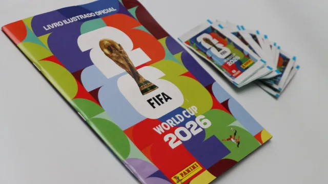 
                    Mulher compra 14 mil cromos para completar caderneta do Mundial do filho
                