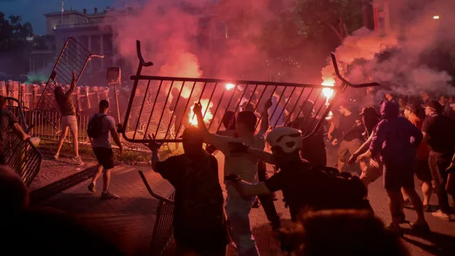 
                    Sérvios em confrontos com polícia após manifestação antigovernamental
                