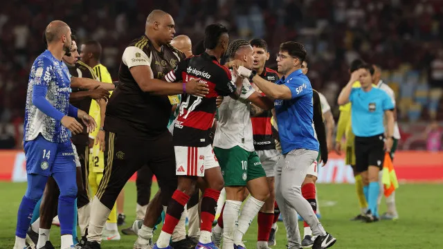 
                    Abel 'varre' Jardim em Flamengo-Palmeiras recheado de polémica e confusão
                