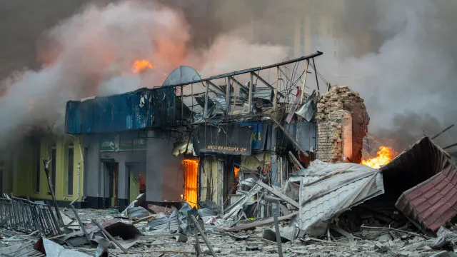 
                    Bombardeamentos russos fazem quatro mortos em Kyiv e região
                