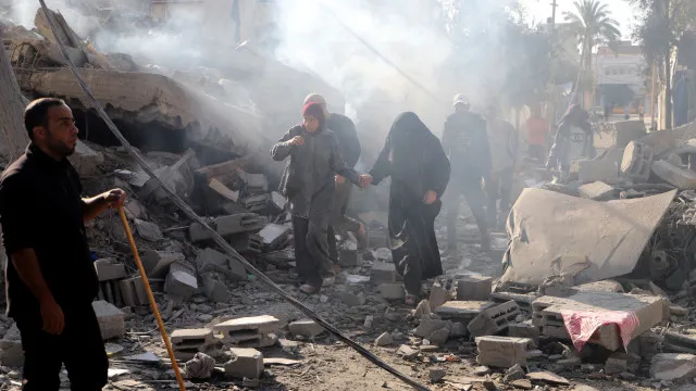 
                    Família (incluindo bebé) morre em Gaza após ataques israelitas
                