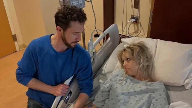 
                    Influencer adia casamento após ser hospitalizada na véspera 
                