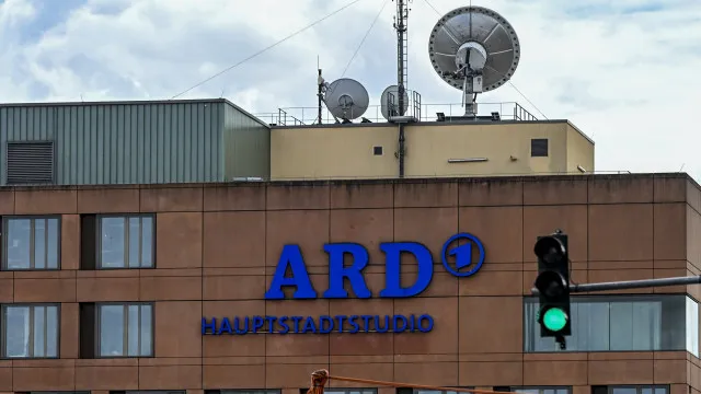 
                    Estúdio da estação alemã ARD destruído por bombardeamentos russos
                