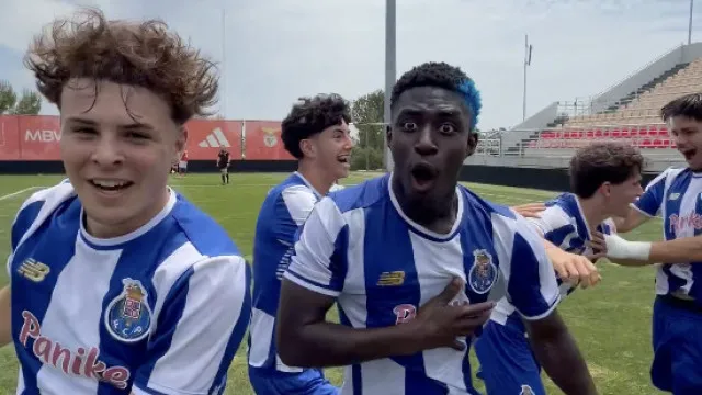 
                    FC Porto é campeão de juvenis e festeja assim em pleno Benfica Campus
                