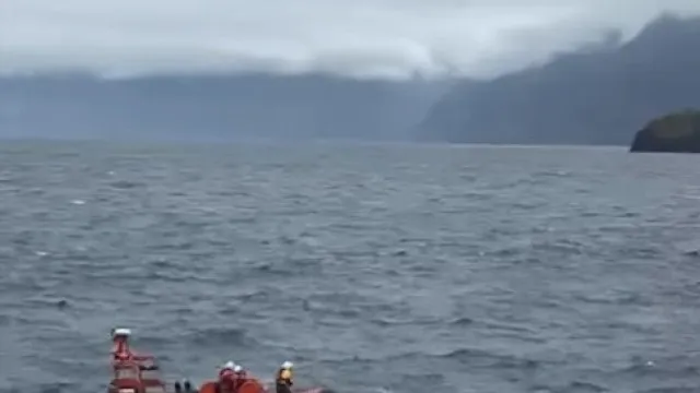 
                    Turista resgatado após cair e ficar preso junto à linha do mar na Madeira
                