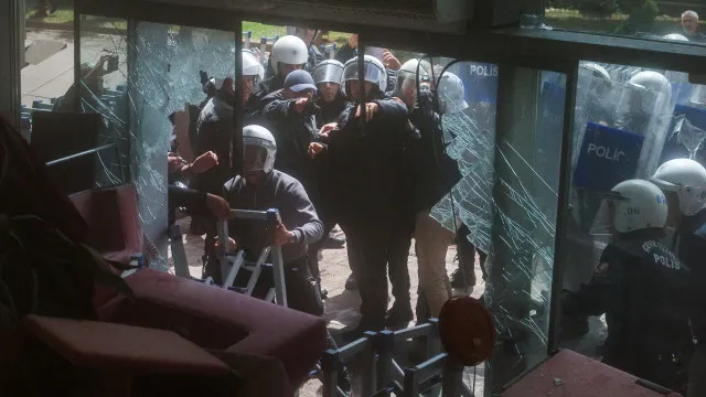 
                    Polícia turca invade sede do maior partido da oposição. As imagens
                