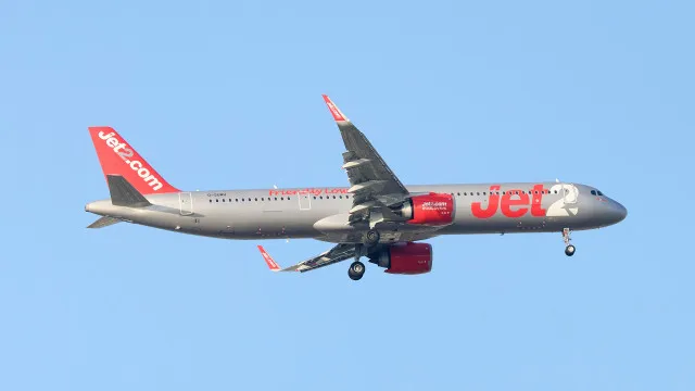 
                    Avião da Jet2 aterra de emergência no Porto após piloto sentir-se mal
                