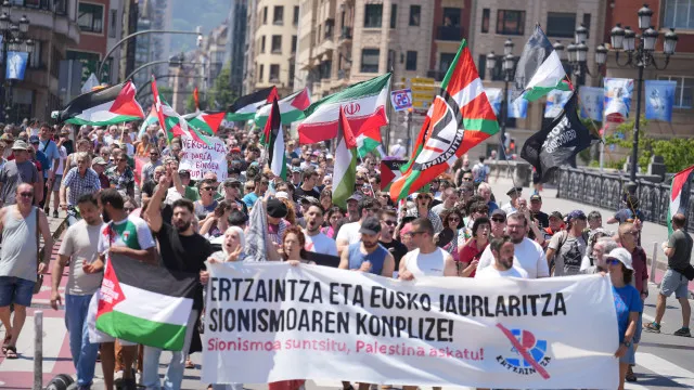 
                    Manifestantes contestam ação da polícia contra ativistas em Bilbau
                