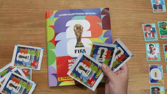 
                    Brasil. Idosa de 85 anos coleciona cadernetas do Mundial há 20 anos
                