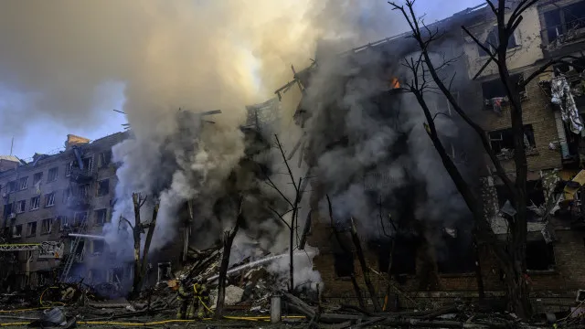 
                    Bombardeamentos russos deixam seis mortos na região de Kyiv
                