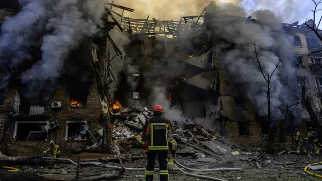 
                    Quatro mortos em ataque russo causam medo e destruição em Kyiv
                