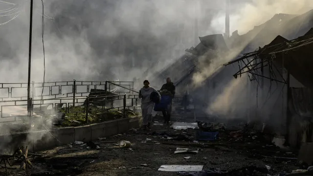 
                    Ucrânia: Ataques russos matam cinco pessoas e atingem instalação nuclear
                
