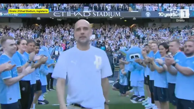 Emocionante. Guarda de honra a Pep Guardiola na despedida do City