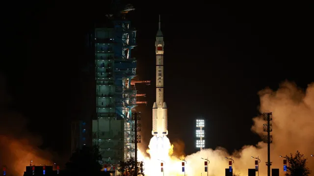 
                    China lança Shenzhou-23 com 3 astronautas. Um ficará um ano no Espaço
                