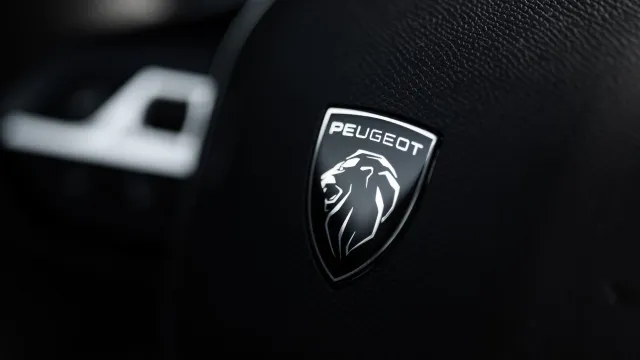 
                    Peugeot terá sete novidades até 2030, com novo E-208 em destaque
                