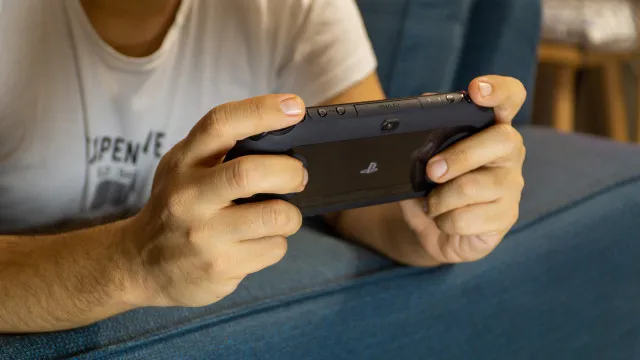 
                    Atenção, fãs de PlayStation! Zara lança a mala perfeita (custa 19,95€)
                