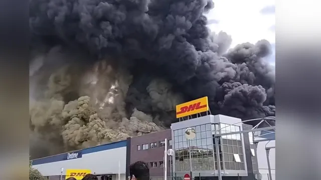 
                    Bombeiro ferido no combate a incêndio em armazém da DHL em Vialonga
                